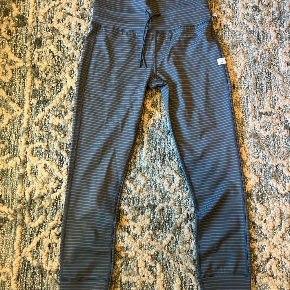Vuori Daily Leggings Smoke Blue Stripe NWT, sz medium